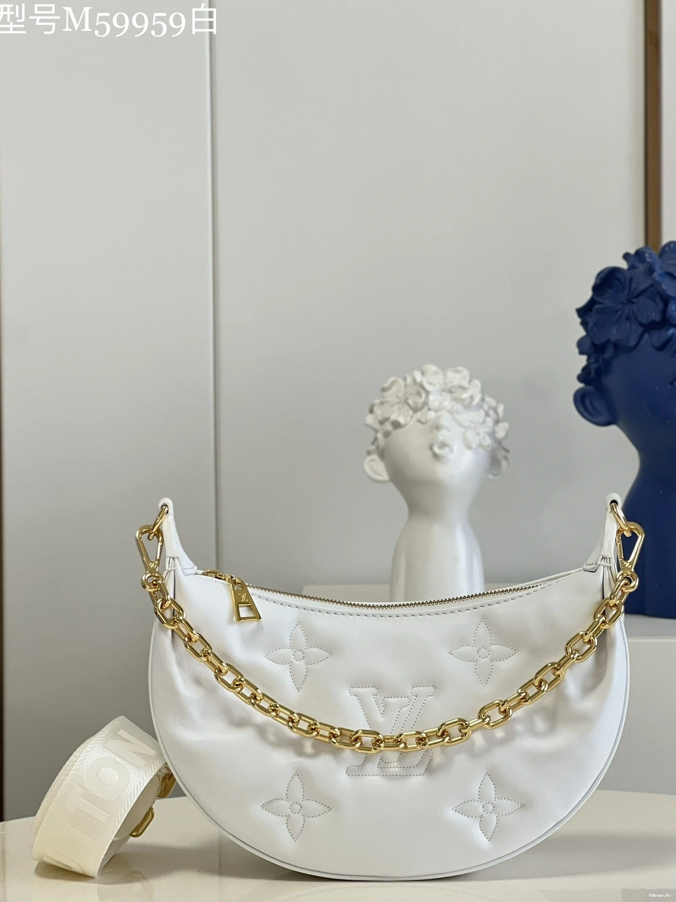 THE OVER VUITTON MOON LOUIS 0327